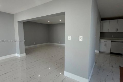 Villa ou maison à vendre à Lauderdale Lakes, Floride: 4 chambres, 167.5 m2 № 2006310 - photo 3