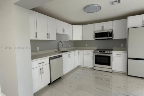 Casa en Lauderdale Lakes, Florida 4 dormitorios, 167.5 m2 № 2006310