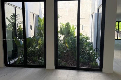 Villa ou maison à vendre à Miami, Floride: 4 chambres № 1890744 - photo 13