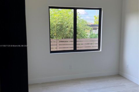 Villa ou maison à vendre à Miami, Floride: 4 chambres № 1890744 - photo 3