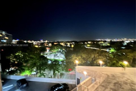 Condo in Miami Beach, Florida, 1 bedroom  № 1993376 - photo 29