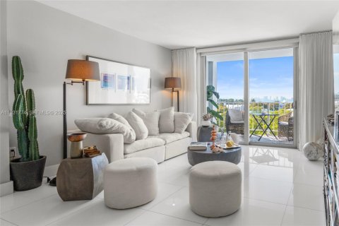 Condo in Miami Beach, Florida, 1 bedroom  № 1993376 - photo 2