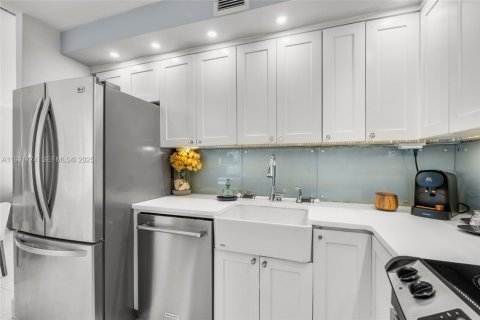 Condo in Miami Beach, Florida, 1 bedroom  № 1993376 - photo 21