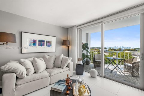Condo in Miami Beach, Florida, 1 bedroom  № 1993376 - photo 1