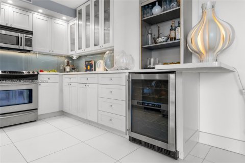 Condo in Miami Beach, Florida, 1 bedroom  № 1993376 - photo 22