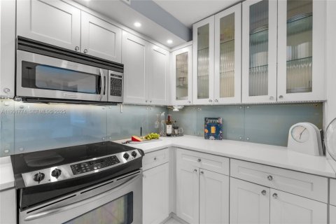 Condo in Miami Beach, Florida, 1 bedroom  № 1993376 - photo 19