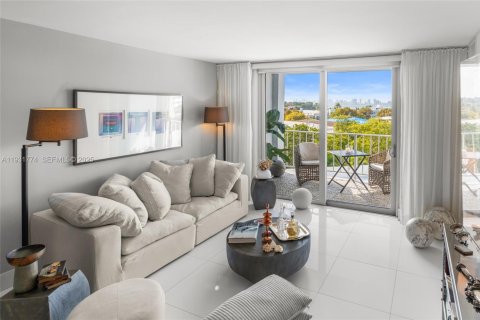 Condo in Miami Beach, Florida, 1 bedroom  № 1993376 - photo 3