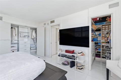 Condo in Miami Beach, Florida, 1 bedroom  № 1993376 - photo 27