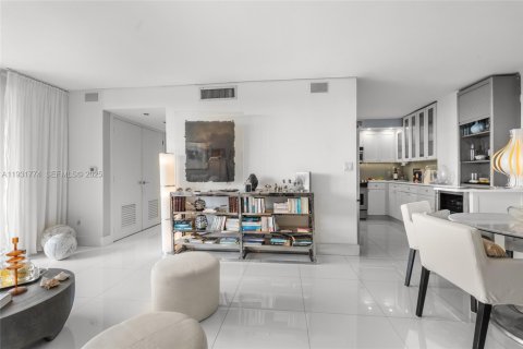 Condo in Miami Beach, Florida, 1 bedroom  № 1993376 - photo 15