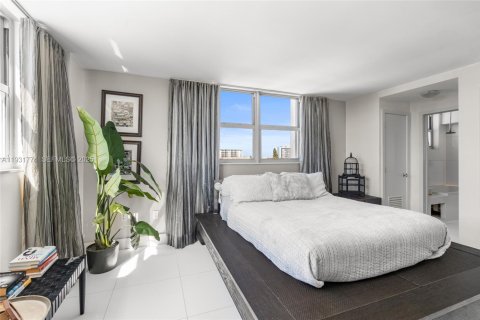Condo in Miami Beach, Florida, 1 bedroom  № 1993376 - photo 26