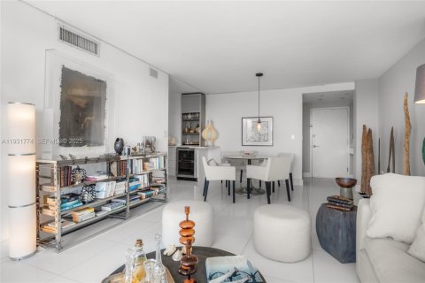 Condo in Miami Beach, Florida, 1 bedroom  № 1993376 - photo 10