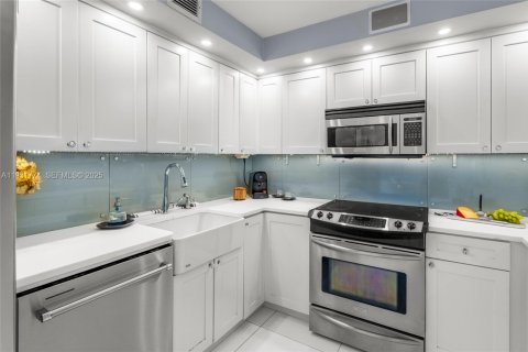 Condo in Miami Beach, Florida, 1 bedroom  № 1993376 - photo 18