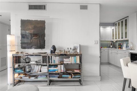 Condo in Miami Beach, Florida, 1 bedroom  № 1993376 - photo 16