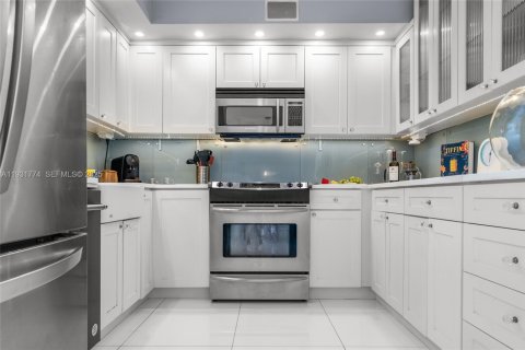 Condo in Miami Beach, Florida, 1 bedroom  № 1993376 - photo 17