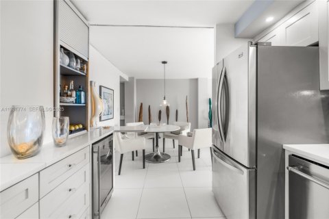 Condo in Miami Beach, Florida, 1 bedroom  № 1993376 - photo 20