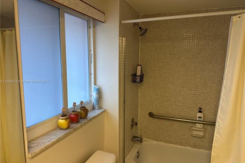 Condominio en venta en Sunrise, Florida, 1 dormitorio, 80.82 m2 № 1951624 - foto 25