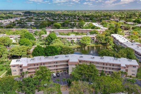 Condominio en Lauderdale Lakes, Florida, 2 dormitorios № 1940995