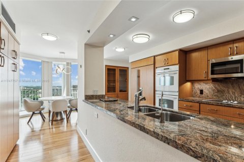 Condo in Miami, Florida, 2 bedrooms  № 1700300 - photo 16