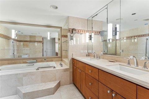 Condo in Miami, Florida, 2 bedrooms  № 1700300 - photo 23