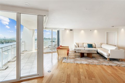 Condo in Miami, Florida, 2 bedrooms  № 1700300 - photo 7