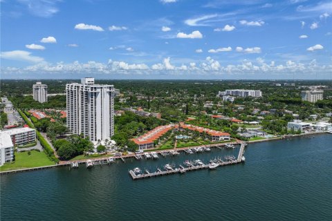 Condo in Miami, Florida, 2 bedrooms  № 1700300 - photo 1