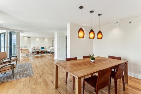 Condo in Miami, Florida, 2 bedrooms  № 1700300 - photo 13