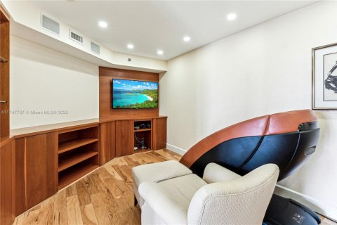 Condo in Miami, Florida, 2 bedrooms  № 1700300 - photo 11