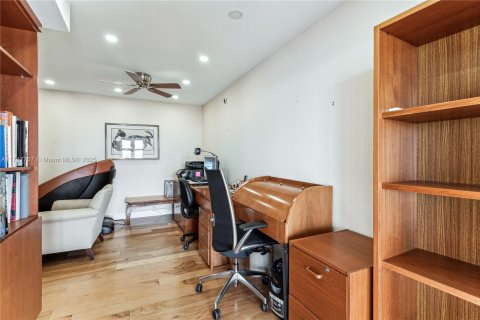 Condo in Miami, Florida, 2 bedrooms  № 1700300 - photo 12
