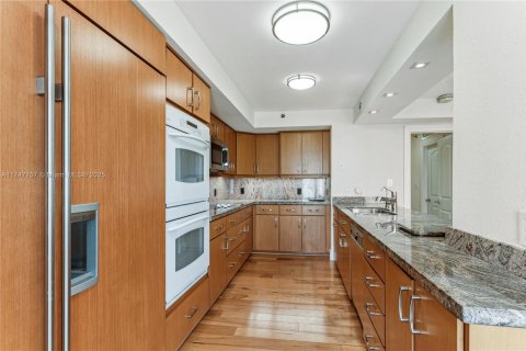 Condo in Miami, Florida, 2 bedrooms  № 1700300 - photo 17