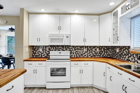 House in Hollywood, Florida 4 bedrooms, 145.86 sq.m. № 1706864 - photo 11