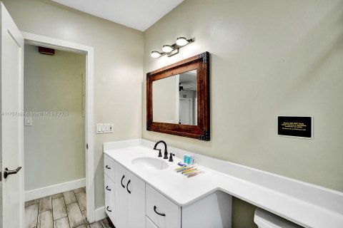 House in Hollywood, Florida 4 bedrooms, 145.86 sq.m. № 1706864 - photo 23