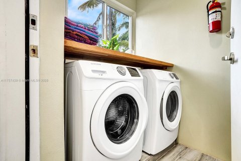House in Hollywood, Florida 4 bedrooms, 145.86 sq.m. № 1706864 - photo 28
