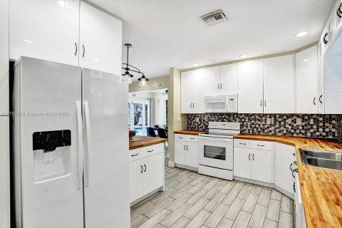 House in Hollywood, Florida 4 bedrooms, 145.86 sq.m. № 1706864 - photo 12