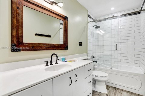 House in Hollywood, Florida 4 bedrooms, 145.86 sq.m. № 1706864 - photo 22