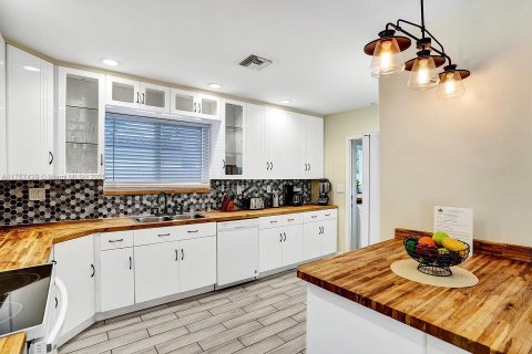 House in Hollywood, Florida 4 bedrooms, 145.86 sq.m. № 1706864 - photo 9