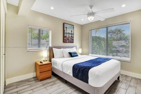 House in Hollywood, Florida 4 bedrooms, 145.86 sq.m. № 1706864 - photo 19