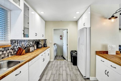House in Hollywood, Florida 4 bedrooms, 145.86 sq.m. № 1706864 - photo 10