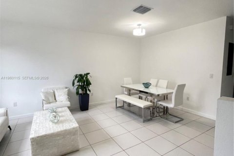 Снять в аренду таунхаус в Хомстед, Флорида 3 спальни, 141.58м2, № 2020186 - фото 3