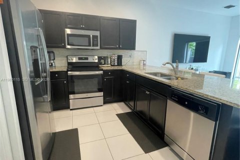 Снять в аренду таунхаус в Хомстед, Флорида 3 спальни, 141.58м2, № 2020186 - фото 11