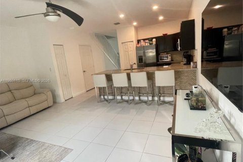 Снять в аренду таунхаус в Хомстед, Флорида 3 спальни, 141.58м2, № 2020186 - фото 4