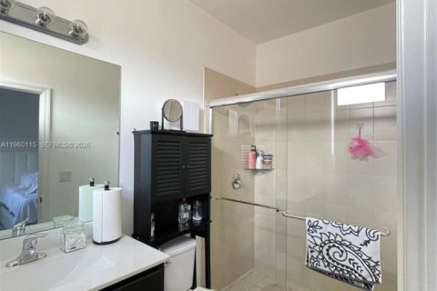 Снять в аренду таунхаус в Хомстед, Флорида 3 спальни, 141.58м2, № 2020186 - фото 17