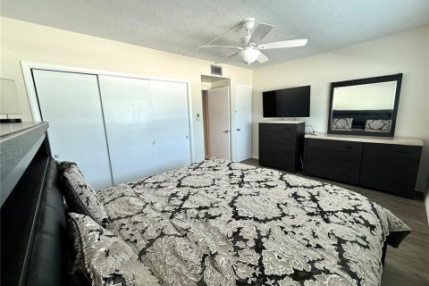 Condo in Saint Pete Beach, Florida, 1 bedroom  № 2225557 - photo 22