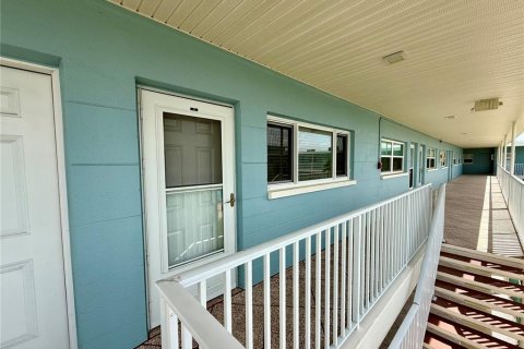 Condo in Saint Pete Beach, Florida, 1 bedroom  № 2225557 - photo 5