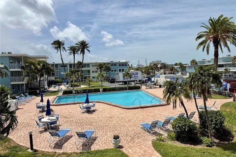 Condo in Saint Pete Beach, Florida, 1 bedroom  № 2225557 - photo 4