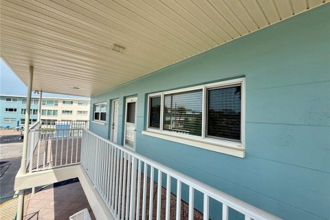 Condo in Saint Pete Beach, Florida, 1 bedroom  № 2225557 - photo 3