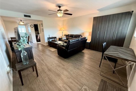 Condo in Saint Pete Beach, Florida, 1 bedroom  № 2225557 - photo 6
