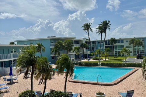 Condo in Saint Pete Beach, Florida, 1 bedroom  № 2225557 - photo 2