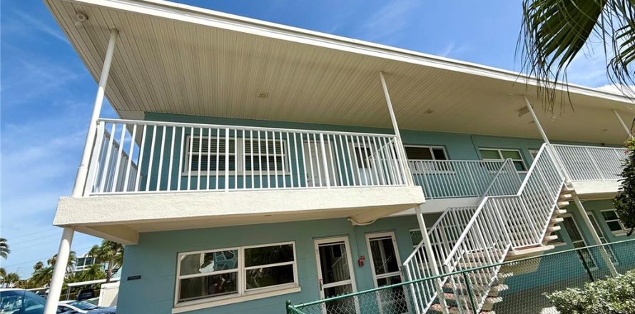 Condo in Saint Pete Beach, Florida, 1 bedroom  № 2225557