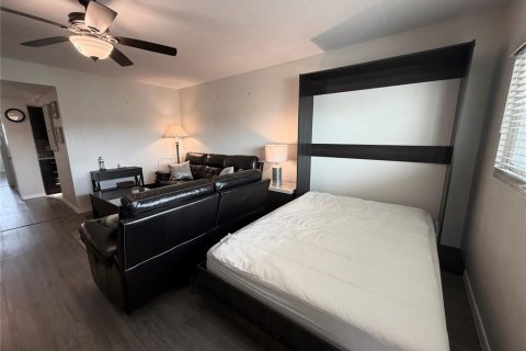 Condo in Saint Pete Beach, Florida, 1 bedroom  № 2225557 - photo 10