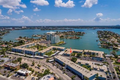 Condo in Saint Pete Beach, Florida, 1 bedroom  № 2225557 - photo 30